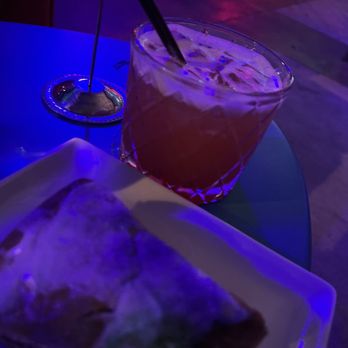 FIZZ - Kings Cake - Lounges Near Me - Plano, Texas