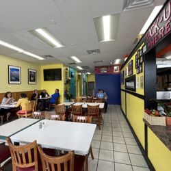 Pupuseria Cheros - Restaurant seating