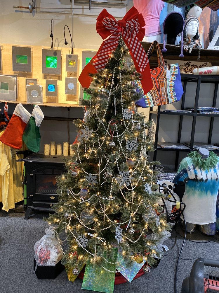 DRAGONS DEN SMOKE SHOP Updated September 2024 28 Photos & 16 Reviews 3790 Mission Blvd