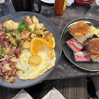 SB Sunshine Cafe - Corned Beef Hash - Breakfast & Brunch Near Me - Goleta, California