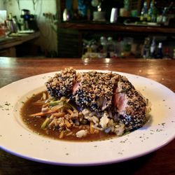 Tropical House - Fresh tuna with rice and vegetables