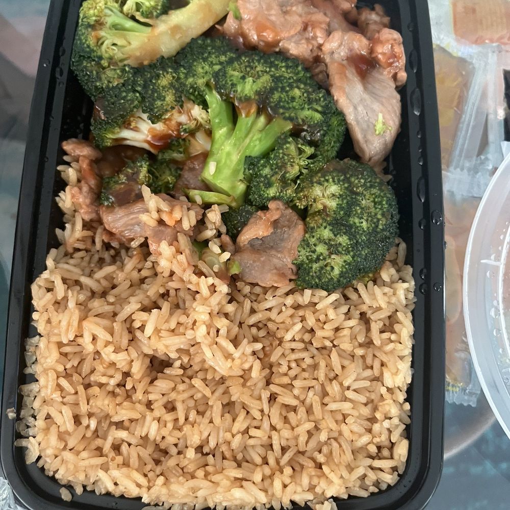 Ling Express - Beef and broccoli combo with "fried rice" - Chinese Near Me - Brandon, Florida Ling Express - Beef and broccoli combo with "fried rice" - Chinese Near Me - Brandon, Florida