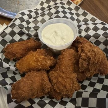 J. Dolan's - Chicken wings. Super thick crunchy batter. Would be better if it were a light crunchy batter. - Pizza Near Me - Honolulu, Hawaii