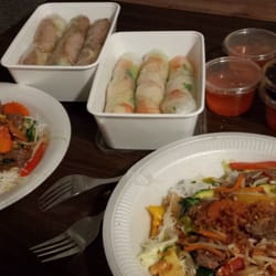 Vietnam Food - Bun Bo xao xa ot und Sommerrollen mit minze thaibasilikum Garnelen und hähnchen