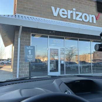 Verizon - Curbside pick up parking spot outside the Verizon authorize retailer - Mobile Phones Near Me - Nampa, Idaho Verizon - Curbside pick up parking spot outside the Verizon authorize retailer - Mobile Phones Near Me - Nampa, Idaho