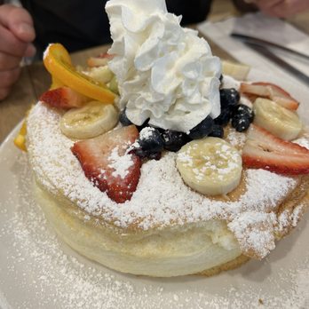Aloha Kitchen - Fruit Souffle Pancakes - Breakfast & Brunch Near Me - Honolulu, Hawaii