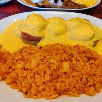 Vanta Cafe - Eggs Benedict with kimchi rice. Highly recommend for the additional charge, suppose to come with only regular rice. - Breakfast & Brunch Near Me - Wailuku, Hawaii