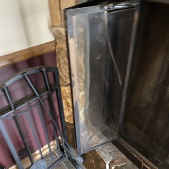Sunnyside Knoll Resort - Broken glass fireplace door, barely stays in. - Hotels Near Me - Estes Park, Colorado