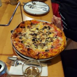 Small pizza with mini portabella and olives (photo taken by mistake by friend, haha!) Small pizza with mini portabella and olives (photo taken by mistake by friend, haha!)