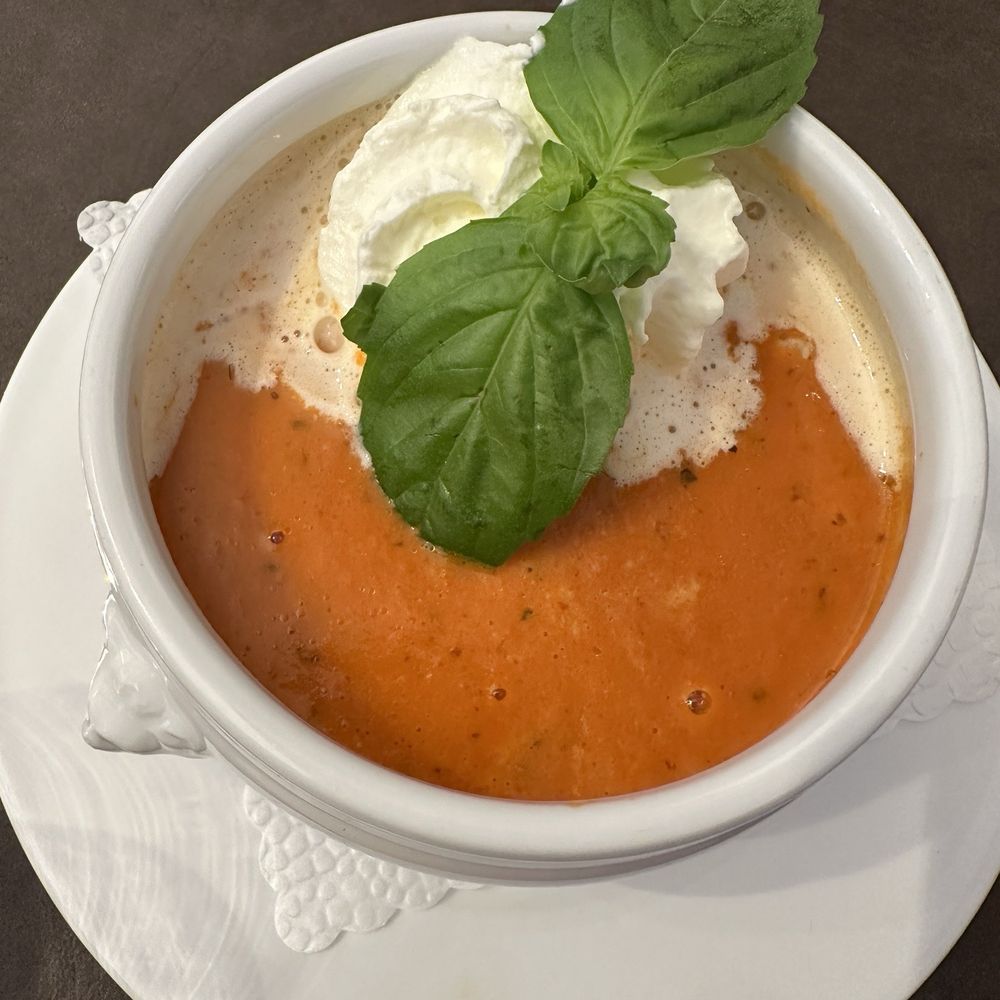 Stadtkeller - Tomatoe Cream Soup - Swiss Food Near Me - Luzern, LU Stadtkeller - Tomatoe Cream Soup - Swiss Food Near Me - Luzern, LU