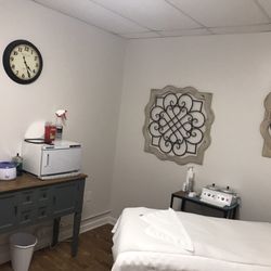 The Body Chateau - One of the private service rooms. Tastefully decorated with an aroma diffuser to make it an even more relaxing experience.