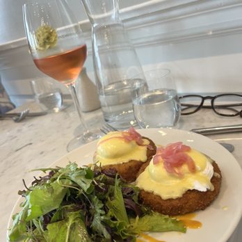 Riverbend Inn - Pacific crab cake "Benny" - Hotels Near Me - Niagara-on-the-lake, Ontario Riverbend Inn - Pacific crab cake "Benny" - Hotels Near Me - Niagara-on-the-lake, Ontario