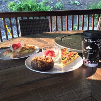 Chocolat Inn - Breakfast on the back patio - Bed & Breakfast Near Me - Beattyville, Kentucky