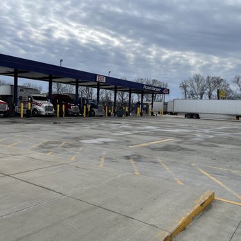 Road Ranger Fuel Station - trucks parked in a parking lot - Convenience Stores Near Me - Marion, Illinois