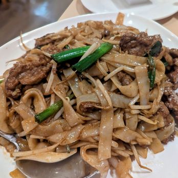 Noodle & Sushi Delight - Beef Chow Fun - Chinese Near Me - Roselle, Illinois
