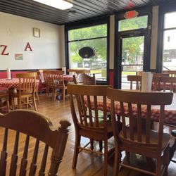 Little B's Pizza & Sandwiches - Interior Seating Area