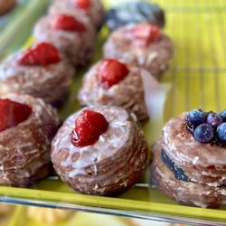 AM Donut & Yogurt - These cronuts look so good!!