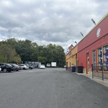 D’ La Para Pica Pollo - Parking - Dominican Near Me - Paterson, New Jersey D’ La Para Pica Pollo - Parking - Dominican Near Me - Paterson, New Jersey