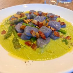 Ginger Bistrot - Gnocchi di patate viola alla crema d'asparago e guanciale croccante