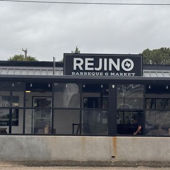 Rejino Barbeque - Cool spot on the main drag of a sleepy farm town - Barbeque Near Me - Olton, Texas