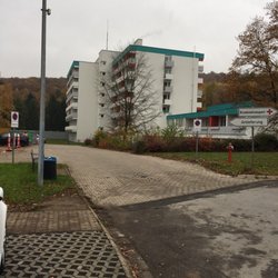 Bosenberg Klinik - Seitenansicht des Zweckbaues, darin verbirgt sich allerdings eine der besten Rehakliniken Deutschlands.