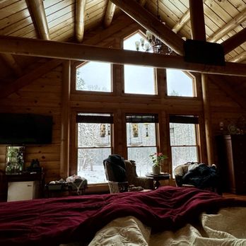 Laurel Ridge Bed and Breakfast - Master Suite bed view. - Bed & Breakfast Near Me - Warren, Massachusetts