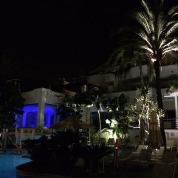 Puente Romano - Here's the bar/restaurant deal. Note footbridge over the pool. - Resorts Near Me - Marbella, Massachusetts