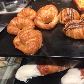 Boldú - Mini croissants - Desserts Near Me - Barcelona, B