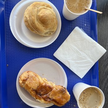 Kasalta - Pastry's Obama came for. The circular one on top was filled with beef and so good. - Spanish Near Me - San Juan, Puerto Rico