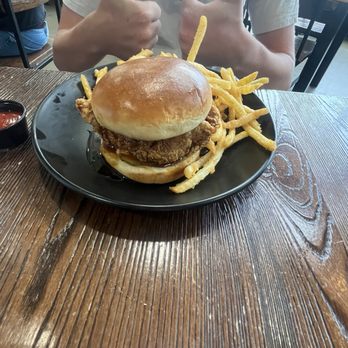 Cartridge Brewing - Hot Honey Chicken with Fries - Breweries Near Me - Maineville, Ohio