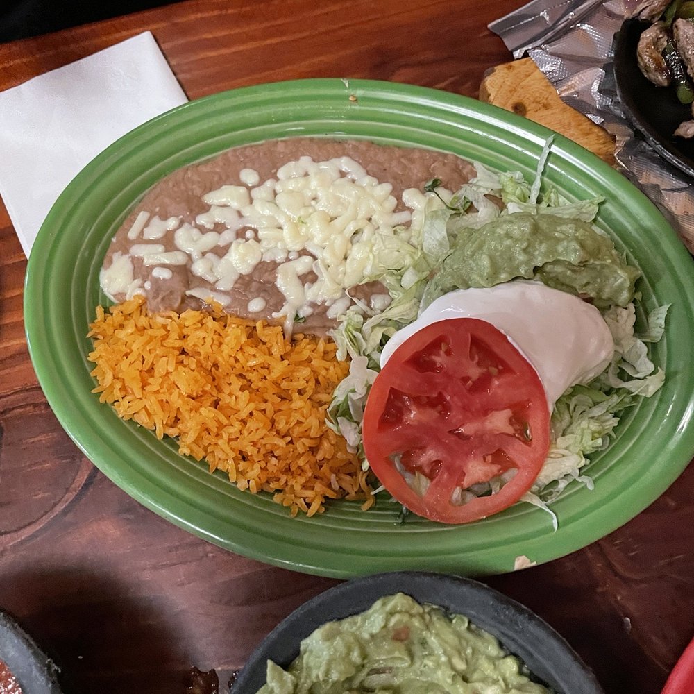 Casa Del Mar Mexican Restaurant - Plate of extras that comes with fajitas - Mexican Near Me - Barberton, Ohio Casa Del Mar Mexican Restaurant - Plate of extras that comes with fajitas - Mexican Near Me - Barberton, Ohio