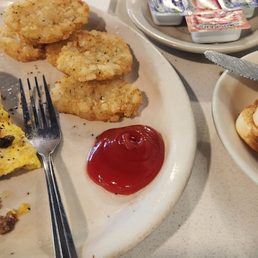 Omlette, potatoe cakes and toast