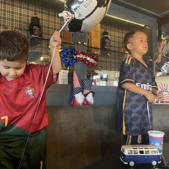 Morrison - Kid-friendly, kid-fun place. Kids keeping busy with soccer balloons the owner brought out. - Gastropubs Near Me - Los Angeles, California