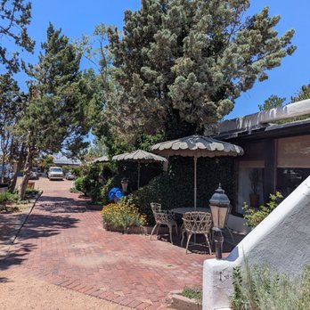 El Rey Court - Photo of the grounds and some rooms with patios. - Hotels Near Me - Santa Fe, New Mexico