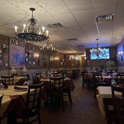 La Famiglia Ristorante & Pizzeria - Inside