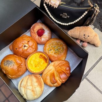 Brug Bakery - Ala Moana - Everything was freshly baked n' warm! - Bakeries Near Me - Honolulu, Hawaii
