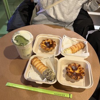 Naisnow Tea and Bakery - White snow, egg tart, cannoli - Bubble Tea Near Me - Flushing, New York