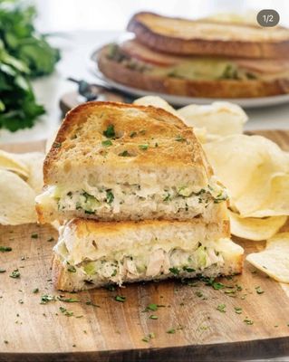 Momo’s Cafe by null