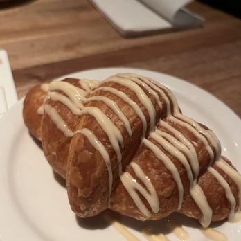 Cheddar's Scratch Kitchen - Honey Butter Croissants - Comfort Food Near Me - Chandler, Arizona