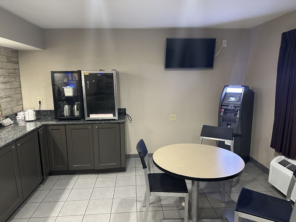 SUPER 8 BY WYNDHAM HANNIBAL Updated June 2024 35 Photos & 10