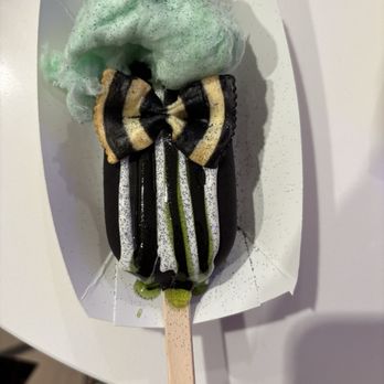 Bombshell Treat Bar - Beetlejuice bar - Ice Cream & Frozen Yogurt Near Me - Berkley, Michigan