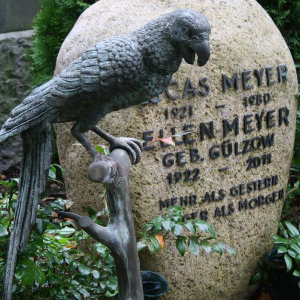Friedhof Ohlsdorf - life-size parrot over their grave!!! - Funeral Services & Cemeteries Near Me - Hamburg, HH