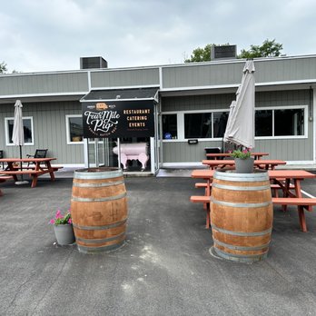 Four Mile Pig - Outdoor seating - Food Trucks Near Me - Alexandria, Kentucky Four Mile Pig - Outdoor seating - Food Trucks Near Me - Alexandria, Kentucky