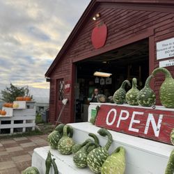 Hackleboro Orchards - Awesome small-town farm experience. So many different home-grown options to choose from. The views were amazing. Excellent experience.