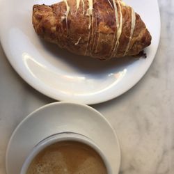 Pasteleria Santiga - Cafe con leche de soja y croissant de chocolate blanco.