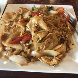 Lunch special: Chicken drunken noodle, level 3 spicy