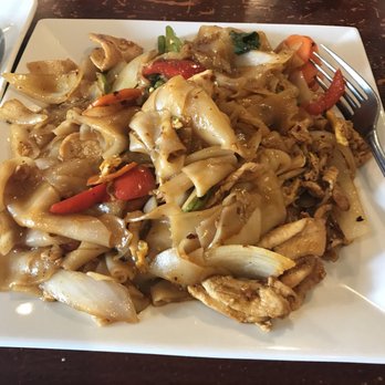 Siam Pepper - Lunch special: Chicken drunken noodle, level 3 spicy - Thai Near Me - Harvard, Massachusetts