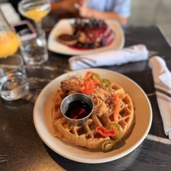 Showroom - Chicken & Waffle