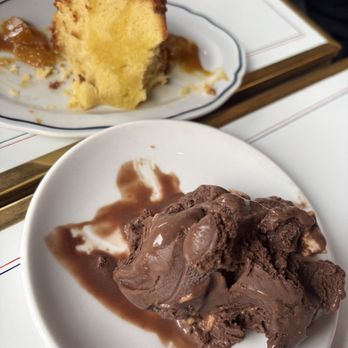 Fete - Olive cake and rocky road ice cream - New American Near Me - Honolulu, Hawaii