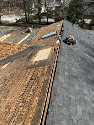 Ale’s Roofing Logo